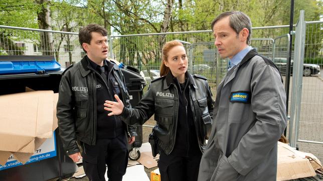 Bild: ARD/Thorsten Jander Supermarktleiter Ingo Neuer (Matthias Bundschuh) hat Strafanzeige gestellt wegen Diebstahls und Hausfriedensbruch. Er zeigt Nina Sieveking (Wanda Perdelwitz) und Daniel Schirmer (Sven Fricke) die durchwühlten Müllcontainer seiner Filiale.