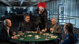 Undercover-Ermittlungen gegen das illegale Glücksspiel: Dirk Matthies' (Jan Fedder) Pokerrunde (Komparsen) wird Minuten vor der Razzia von einem als Clown maskierten Räuber überfallen und ausgeraubt.