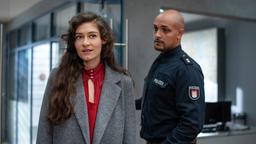 Unter dem Vorwand, Opfer eines Diebstahls geworden zu sein, will Rike Montag (Jarah Maria Anders) im PK 14 spionieren. Lukas Petersen (Patrick Abozen) ist noch ahnungslos.