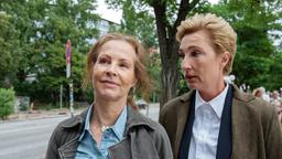 Vor Jahren musste Frau Küppers (Saskia Fischer) ihre Freundin und Aktivistin Birgit Clasen (Suzanne Combüchen) wegen deren gefährlicher Aktionen anzeigen. Jetzt können sie sich versöhnen.