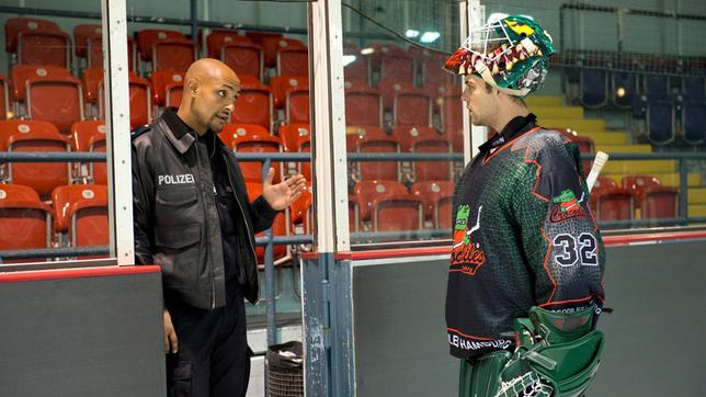 Bild: ARD/Thorsten Jander Was verschweigt Crocodiles-Torwart Clemens Frey (Malte Thomsen) seinem Freund Lukas Petersen (Patrick Abozen)?