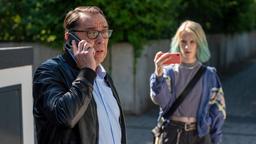 Weil Lea Jansen (Klara Lange) ihn unerlaubt filmt, alarmiert Martin Rabe (Albrecht Ganskopf) die Polizei.