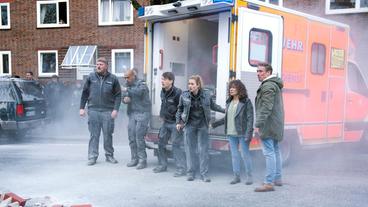 Bild: ARD/Thorsten Jander Wo ist Frau Küppers? Verzweifelt schaut das Team Hannes Krabbe (Marc Zwinz), Lukas Petersen (Patrick Abozen), Daniel Schirmer (Sven Fricke), Nina Sieveking (Wanda Perdelwitz), Harry (Maria Ketikidou), Piet Wellbrook (Peter Fieseler) auf das brennende Polizeikommissariat 14.
