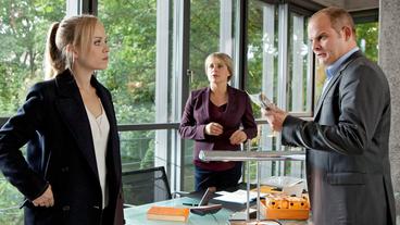 Bild: ARD/Daniela Incoronato Maren Oswald, Julia Klug und Johannes Sonntag