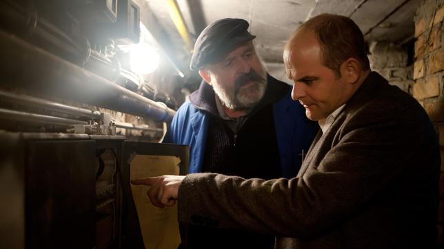 Hauptstradtrevier: Johannes Sonntag (Matthias Klimsa) und Herr Bredow (Dietmar Huhn) am Tatort.