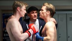 Heiter bis tödlich – Hauptstadtrevier:  Peter "Pete" Ohmes (Tim Wilde) mit Andi Stoltz (Eric Bouwer) und Rico Stoltz (Jan Andres) vor einem Boxkampf.