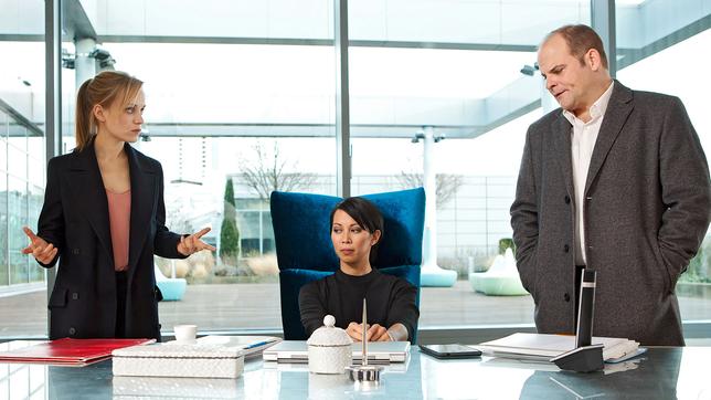 Bild: ARD/Daniela Incoronato Hauptstadtrevier: Julia Klug (Friederike Kempter) und Johannes Sonntag (Matthias Klimsa) befragen Mio Trader (Minh-Khai Pan-Thi).