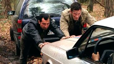 Bild: ARD/Frank Dicks Martin Koslowski und Hasan Haferkamp haben sich im Wald festgefahren.
