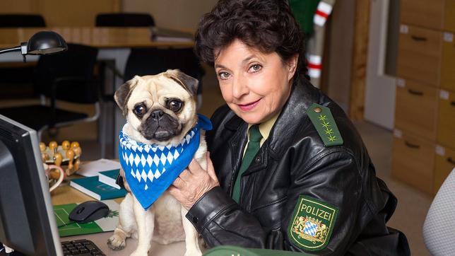Monika Baumgartner spielt Polizeihauptmeisterin Inge Aschenbrenner, im Bild mit ihrem Mops "Buzzi".
