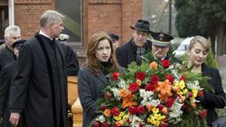 Jon, Nora, Claas, Hinrichs und Wibke bei der Beerdigung von Ida Harms