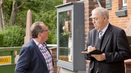 Hinrichs spricht mit Claas Peterson