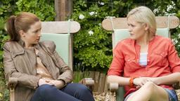 Nora plaudert mit der attraktiven Silke Hoyer