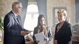 Claas und Mimi notieren die Wünsche von Elisabeth Niehues