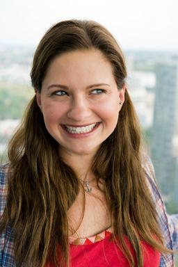 Bild: ARD/Martin Valentin Menke Josephine Schmidt als Journalistin Maja Becker.