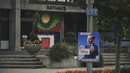 Das Rathaus von Hindafing mit einem Wahlplakat von Zischl (Maximilian Brückner).