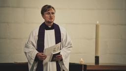 Pfarrer Krauss (Michael Kranz) hält die Trauerrede.