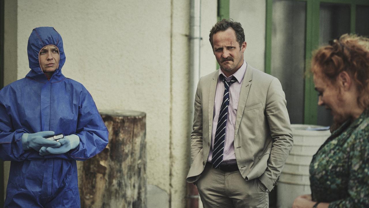 In Goldhammers Schlachthof wird Sondermüll gefunden. Alfons Zischl (Maximilian Brückner, Mitte) und Gabi Goldhammer (Petra Berndt, rechts).