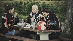 Familie Spitz beim Picknick: Jackie Spitz (Kathrin von Steinburg), Felix (Frederic Linkemann) und Karli Spitz (Heinz Joseph Braun).