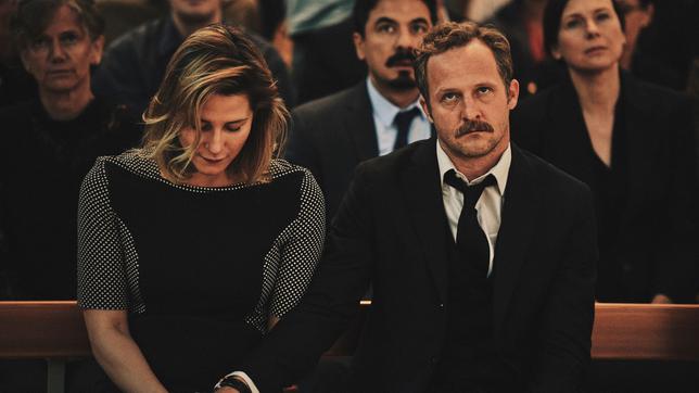 Bild: BR/Günther Reisp Marie und Alfons (Katrin Röver und Maximilian Brückner) auf der Beerdigung von Amadou.