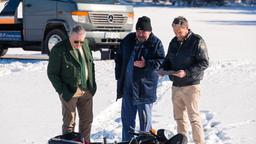 Hubert (Christian Tramitz, r.) und Girwidz (Michael Brandner, l.) entdecken auf einer Wiese einen verunglückten Motorradfahrer. Rappenglück (Peter Rappenglück, M.) braucht erst einmal ein ausgefülltes Antragsformular, bevor er abschleppt