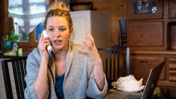Jessica Ganslmeier (Eva- Maria Grein von Friedl) telefoniert wütend, als Hubert und Girwidz hereinkommen. Die beiden Polizisten fragen sich mit wem?