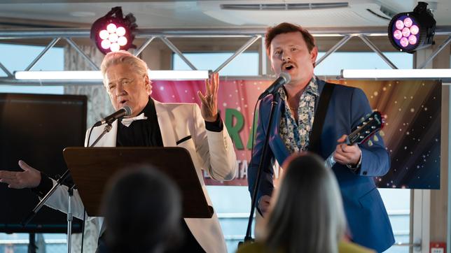 Bringt Girwidz‘ (Michael Brandner) engagierter Einsatz als Ersatzmusiker im Duo mit Siggi Prechtl (Shenja Lacher)  den ersehten Durchbruch?