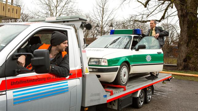Bild: ARD/Kai Neunert Der Streifenwagen steht im Halteverbot - Gabriel Haas (Michael Wächter) will ihn abschleppen. Hubert (Christian Tramitz) versucht das zu verhindern.