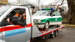 Der Streifenwagen steht im Halteverbot - Gabriel Haas (Michael Wächter) will ihn abschleppen. Hubert (Christian Tramitz) versucht das zu verhindern.