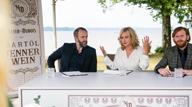 Bild: ARD/TMG/Kai Neunert Die Jury des Wettbewerbs. Wissen Markus Schafbauer (Martin Thaler), Kimberly Pfeiffer (Katharina Abt) und Wim van Dijk (Ben Reynolds) wirklich nichts über den Fall?