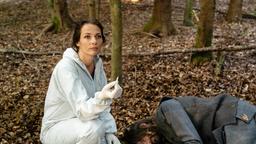 Dr. Fuchs (Susu Padotzke) entdeckt ein Beweisstück bei der Leiche.