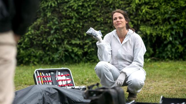 Dr. Fuchs (Susu Padotzke) untersucht die Leiche und stellt Beweisstücke sicher.