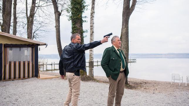 Eine hupende Alarmanlage führt Hubert (Christian Tramitz) und Girwidz (Michael Brandner) in einen Campingpark am Starnberger See. Sie vermuten einen Einbruch ...