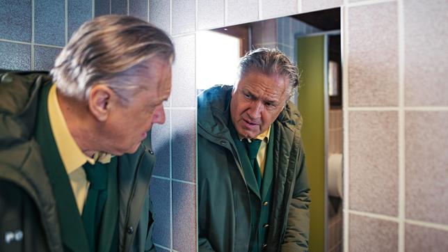 Bild: ARD/Jenrick Mielke Girwidz (Michael Brandner) findet auf den öffentlichen Toiletten am See eine Leiche.
