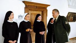 Girwidz (Michael Brandner) hofft, dass die Nonnen (Komparserie) ihm etwas zum Fall sagen können.