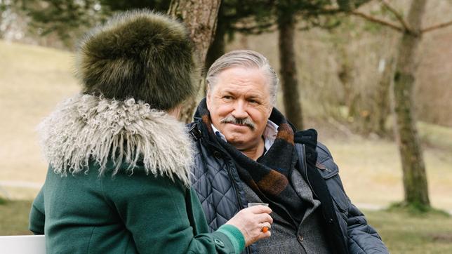 Girwidz (Michael Brandner) soll in der Seniorenresidenz undercover ermitteln. Elisabeth Richrat (Veronika von Quast)  ist begeistert vom Neuzugang in der Seniorenresidenz.