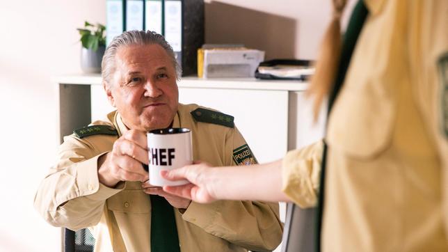 Girwidz (Michael Brandner) übernimmt im Fall von Sabine Kaisers Verschwinden engagiert die Rolle des Chefs.