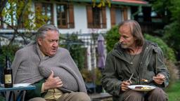 Granetsbichler (Eisi Gulp) hat Girwidz (Michael Brandner) zum Grillen auf seine Farm eingeladen.
