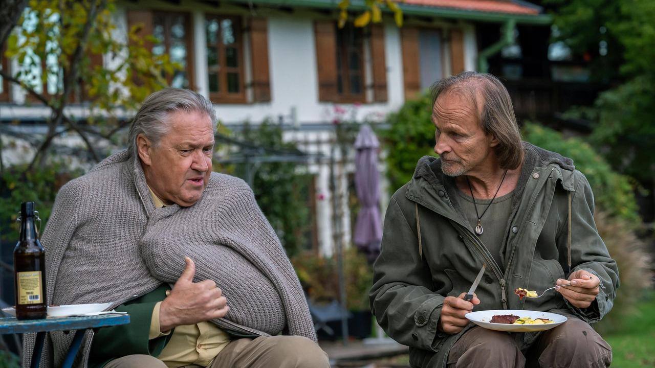 Granetsbichler (Eisi Gulp) hat Girwidz (Michael Brandner) zum Grillen auf seine Farm eingeladen.