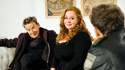 Hubert (Christian Tramitz) befragt Regina Blümel (Petra Berndt) und Frank Henke (Michael Tregor).