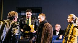 Hubert, Riedl und Rebecca treffen David Weidner im Kino an. V.l.n.r. Franz Hubert (Christian Tramitz),