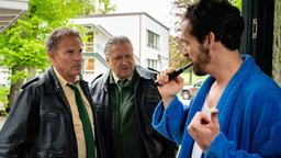 Hubert (Christian Tramitz) und Girwidz (Michael Brandner) befragen den Nachbarn Dr. Seidl (Markus Andreas Klauk).