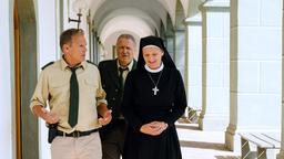 Hubert (Christian Tramitz) und Girwidz (Michael Brandner) befragen Oberin Renate (Michaela Steiger) zu Schwester Lara.