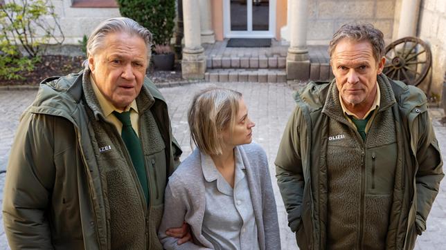 Bild: ARD/Thomas Neumeier Hubert (Christian Tramitz) und Girwidz (Michael Brandner) hoffen, dass die verwirrte Frau (Mavie Hörbiger) in der Klinik vermisst wird.