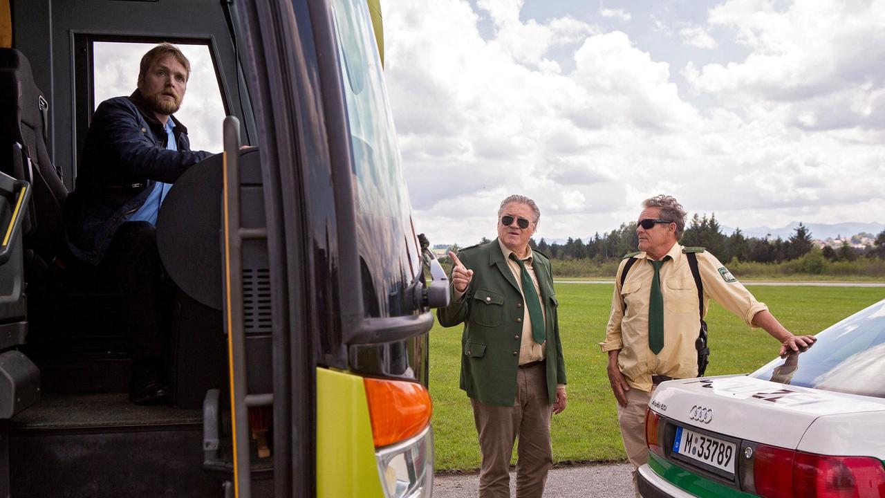 Hubert (Christian Tramitz) und Girwidz (Michael Brandner) kontrollieren den Busfahrer Max Schneider (Knut Riepen). Er hat Verkehrsregeln missachtet.