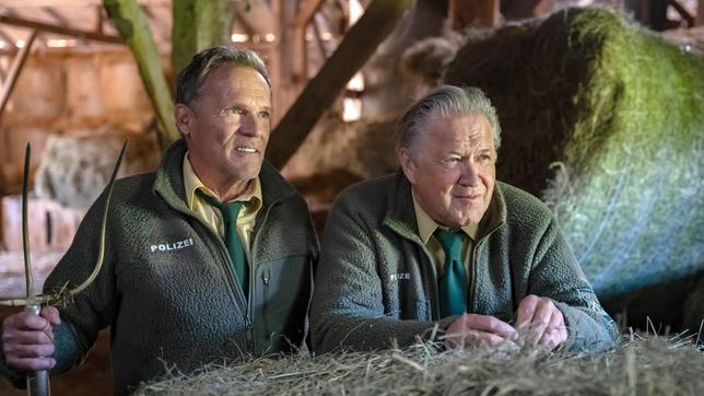Bild: ARD/Thomas Neumeier Hubert (Christian Tramitz) und Girwidz (Michael Brandner) liegen im Heustadel auf der Lauer und machen eine äußerst interessante Entdeckung.
