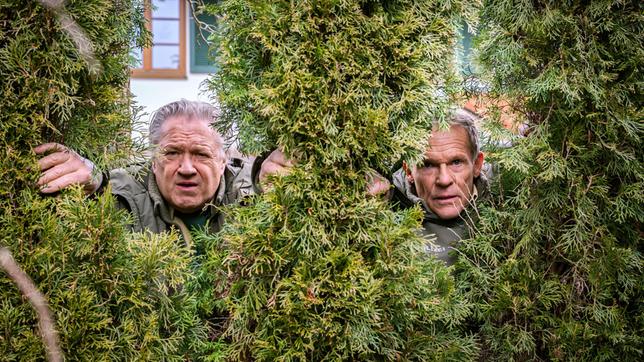 Bild: ARD/Jenrick Mielke Hubert (Christian Tramitz) und Girwidz (Michael Brandner) machen eine äußerst interessante Entdeckung.