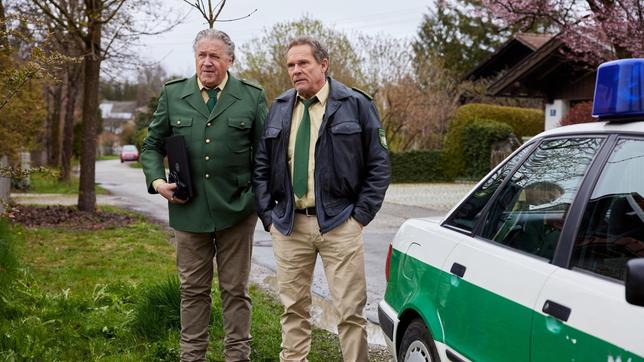 Bild: ARD/Bojan Ritan Hubert (Christian Tramitz) und Girwidz (Michael Brandner) sind auf dem Weg zu Barbara Schiller.