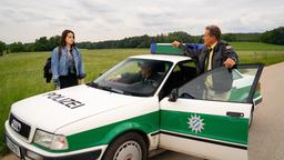 Hubert (Christian Tramitz) und Girwidz (Michael Brandner) treffen an der Landstraße auf die Tramperin Lea Fuchs (Lilly-Marie Vogler)