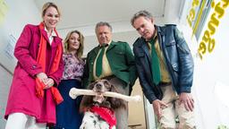 Hubert (Christian Tramitz) und Girwidz (Michael Brandner) versuchen zusammen mit Barbara (Monika Gruber), dem Hund von Astrid Schilling (Angela Sandritter-Olbert) den Knochen wegzunehmen.