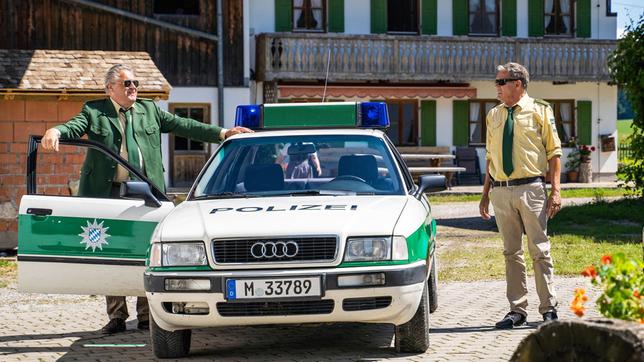 Bild: ARD/Jenrick Mielke Hubert (Christian Tramitz) und Girwidz (Michael Brandner) werden zu einem Tatort gerufen. Auf einem Ferienbauernhof soll ein Mord geschehen sein.